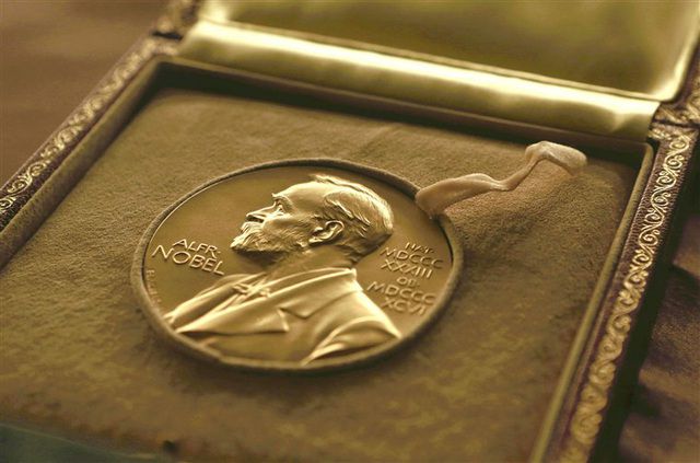 Chân dung hai nhà văn vừa nhận giải Nobel Văn học 2018 - Ảnh 4. Chân dung hai nhà văn vừa nhận giải Nobel Văn học 2018 - Ảnh 4.