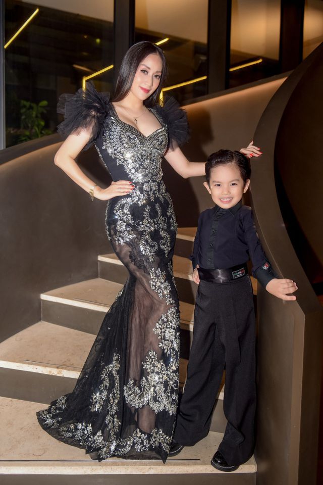 Khánh Thi luôn muốn là “số 1” trong mắt “chồng trẻ” Phan Hiển - Ảnh 2. Khánh Thi luôn muốn là “số 1” trong mắt “chồng trẻ” Phan Hiển - Ảnh 2.