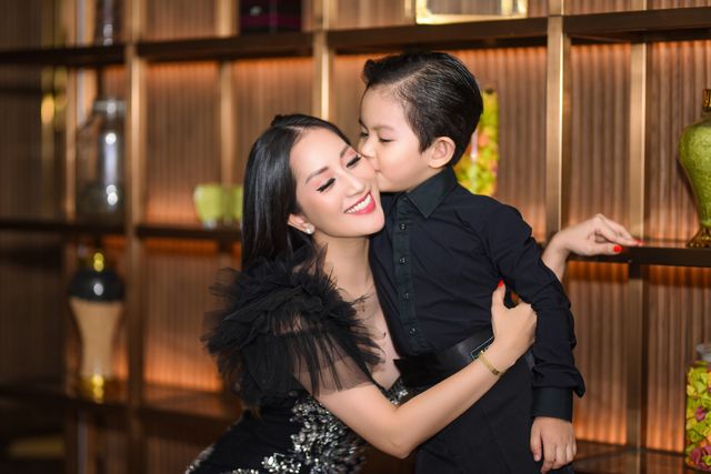 Khánh Thi luôn muốn là “số 1” trong mắt “chồng trẻ” Phan Hiển - Ảnh 10. Khánh Thi luôn muốn là “số 1” trong mắt “chồng trẻ” Phan Hiển - Ảnh 10.