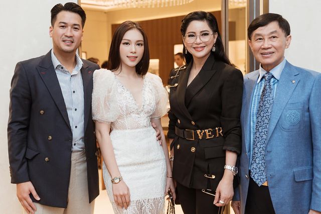 Hot girl Linh Rin ra mắt cha mẹ thiếu gia Phillip Nguyễn, chuyện vui đã rất gần? - Ảnh 1. Hot girl Linh Rin ra mắt cha mẹ thiếu gia Phillip Nguyễn, chuyện vui đã rất gần? - Ảnh 1.