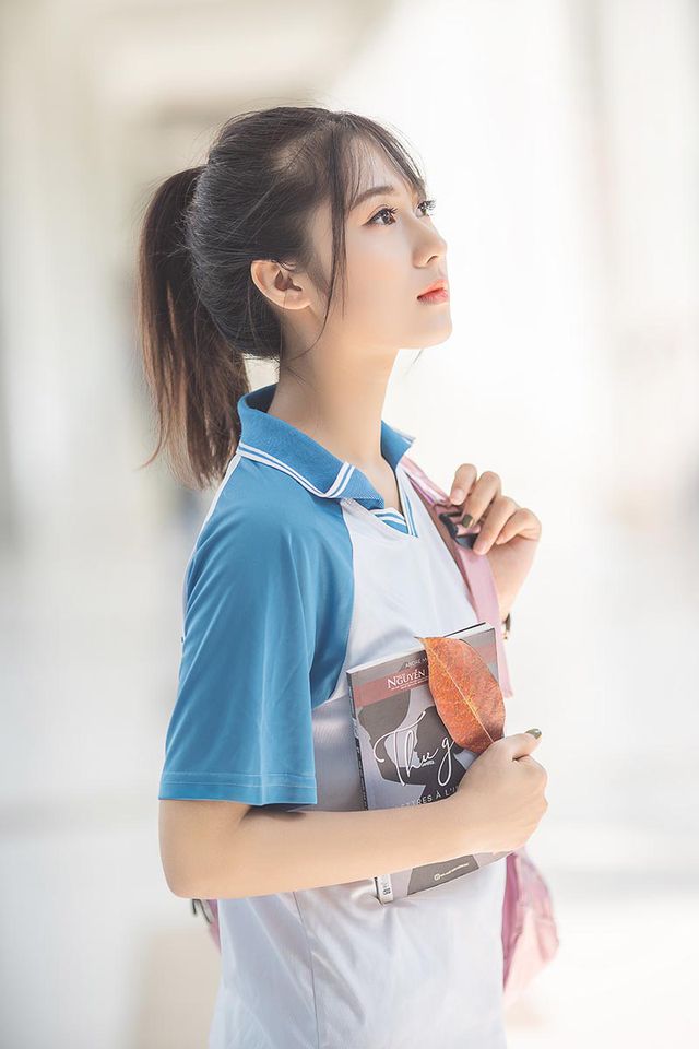 Cô gái bỗng “nổi như cồn” với bức ảnh mặc đồng phục ĐH Bách khoa - Ảnh 1.