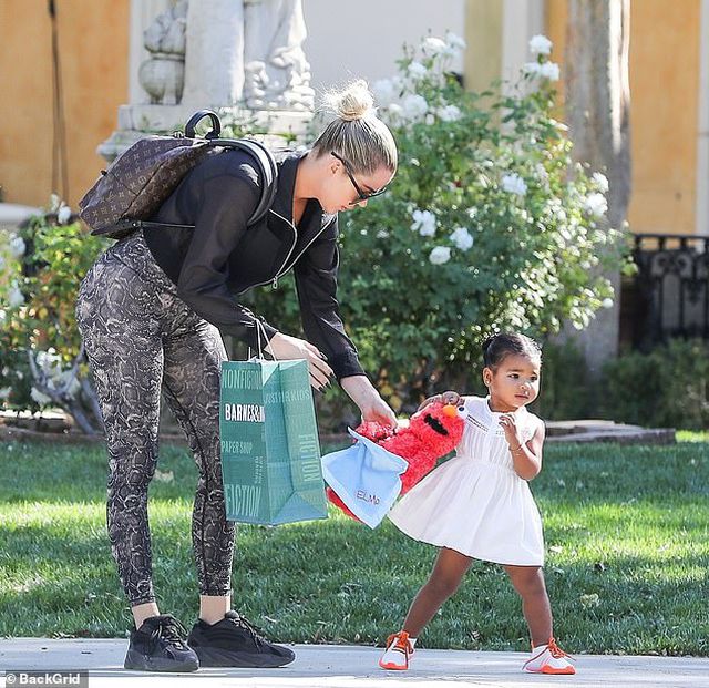 Khloe Kardashian đưa con gái cưng ra phố - Ảnh 2. Khloe Kardashian đưa con gái cưng ra phố - Ảnh 2.
