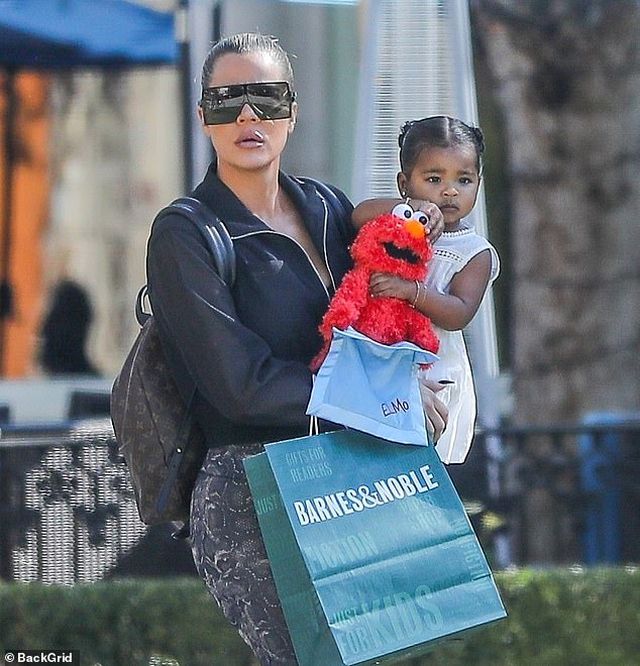 Khloe Kardashian đưa con gái cưng ra phố - Ảnh 3. Khloe Kardashian đưa con gái cưng ra phố - Ảnh 3.