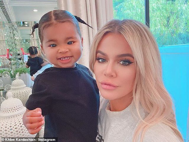 Khloe Kardashian đưa con gái cưng ra phố - Ảnh 4. Khloe Kardashian đưa con gái cưng ra phố - Ảnh 4.