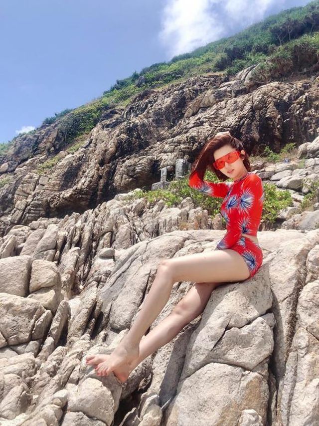 Thúy Ngân “Gạo nếp gạo tẻ” khoe đường cong nóng bỏng - Ảnh 1.