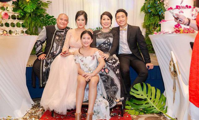 NSND Hồng Vân tung ảnh hiếm với Lê Tuấn Anh, hé lộ nơi tình yêu bắt đầu... - Ảnh 3. NSND Hồng Vân tung ảnh hiếm với Lê Tuấn Anh, hé lộ nơi tình yêu bắt đầu... - Ảnh 3.
