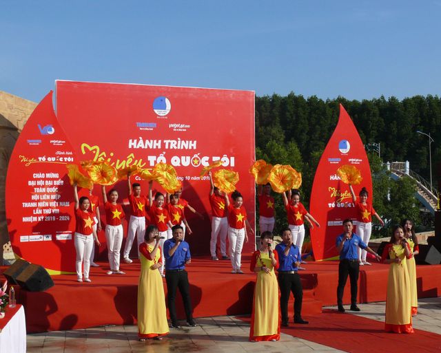1.000 bạn trẻ khởi động hành trình “Tôi yêu Tổ quốc tôi” ở Mũi Cà Mau - Ảnh 1.
