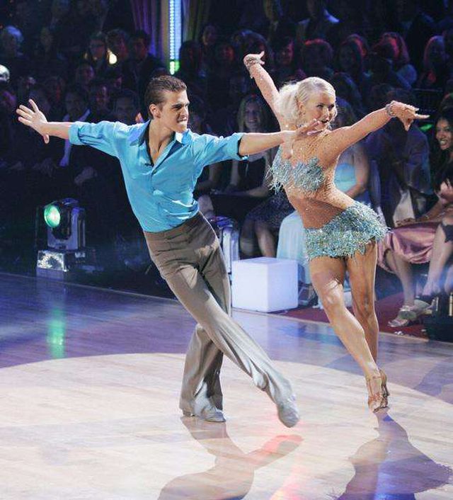 Julianne Hough đau buồn khi mất 2 cún cưng - Ảnh 6.