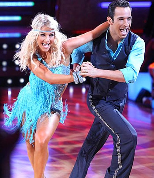 Julianne Hough đau buồn khi mất 2 cún cưng - Ảnh 7.