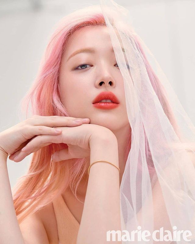 Sulli tươi tắn trong bài phỏng vấn cuối cùng, nói về lòng tin trong xã hội hiện đại - Ảnh 1.
