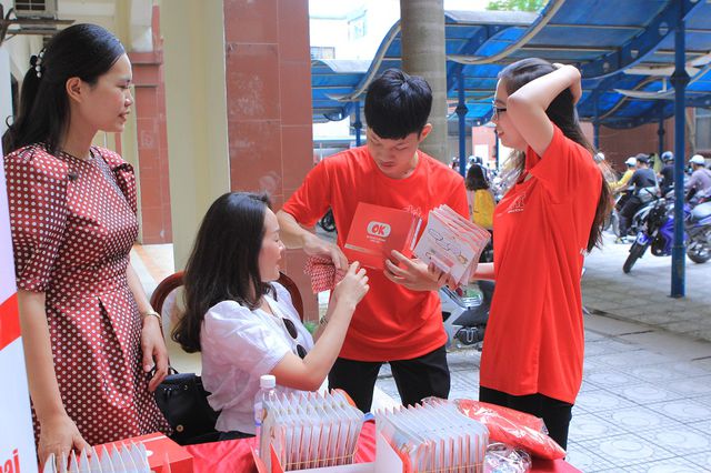 Sinh viên Hà Nội tìm hiểu về sức khỏe sinh sản, hạn chế vấn nạn nạo phá thai - Ảnh 3. Sinh viên Hà Nội tìm hiểu về sức khỏe sinh sản, hạn chế vấn nạn nạo phá thai - Ảnh 3.