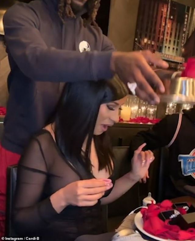 Cardi B được chồng tặng nhẫn kim cương triệu đô - Ảnh 2. Cardi B được chồng tặng nhẫn kim cương triệu đô - Ảnh 2.