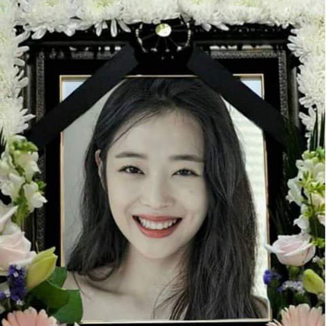 Nhóm TVXQ, thành viên nhóm f(x) vội vàng về Hàn Quốc dự tang lễ của Sulli - Ảnh 2.