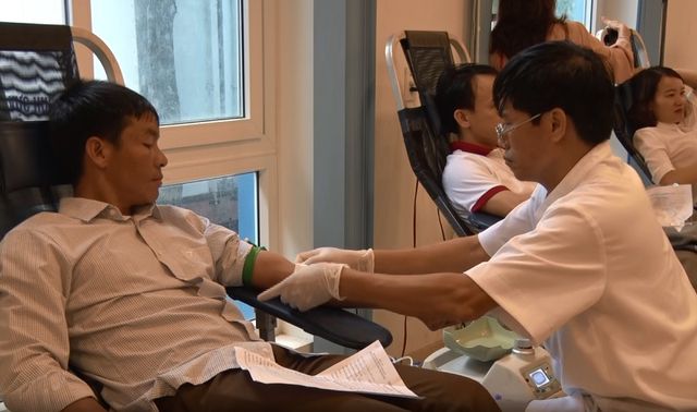 Quảng Bình: Hơn 600 cán bộ, đoàn viên thanh niên tham gia hiến máu cứu người - Ảnh 2. Quảng Bình: Hơn 600 cán bộ, đoàn viên thanh niên tham gia hiến máu cứu người - Ảnh 2.