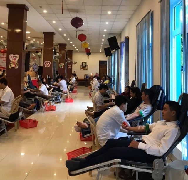 Quảng Bình: Hơn 600 cán bộ, đoàn viên thanh niên tham gia hiến máu cứu người - Ảnh 3. Quảng Bình: Hơn 600 cán bộ, đoàn viên thanh niên tham gia hiến máu cứu người - Ảnh 3.