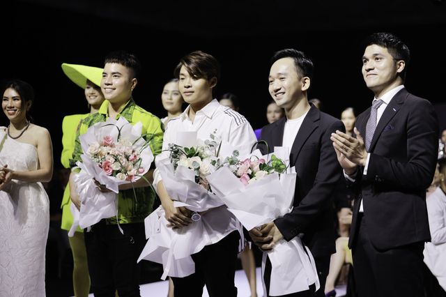 Á hậu Thuý Vân làm vedette show diễn với bộ váy nặng 20kg - Ảnh 1. Á hậu Thuý Vân làm vedette show diễn với bộ váy nặng 20kg - Ảnh 1.