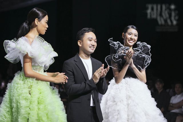 Á hậu Thuý Vân làm vedette show diễn với bộ váy nặng 20kg - Ảnh 2. Á hậu Thuý Vân làm vedette show diễn với bộ váy nặng 20kg - Ảnh 2.
