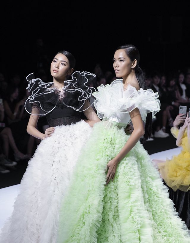 Á hậu Thuý Vân làm vedette show diễn với bộ váy nặng 20kg - Ảnh 3. Á hậu Thuý Vân làm vedette show diễn với bộ váy nặng 20kg - Ảnh 3.