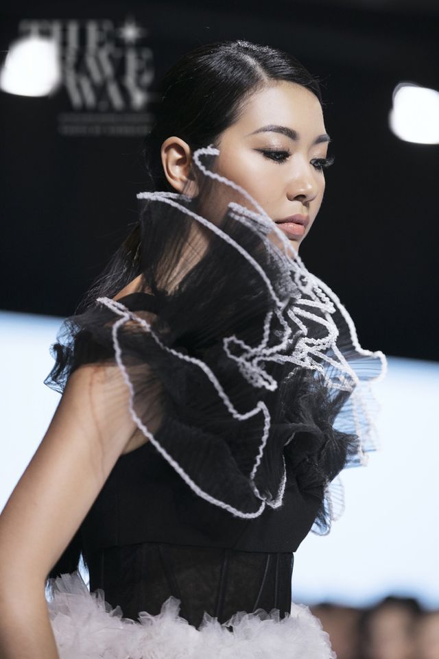 Á hậu Thuý Vân làm vedette show diễn với bộ váy nặng 20kg - Ảnh 5. Á hậu Thuý Vân làm vedette show diễn với bộ váy nặng 20kg - Ảnh 5.