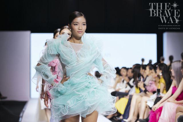Á hậu Thuý Vân làm vedette show diễn với bộ váy nặng 20kg - Ảnh 6. Á hậu Thuý Vân làm vedette show diễn với bộ váy nặng 20kg - Ảnh 6.