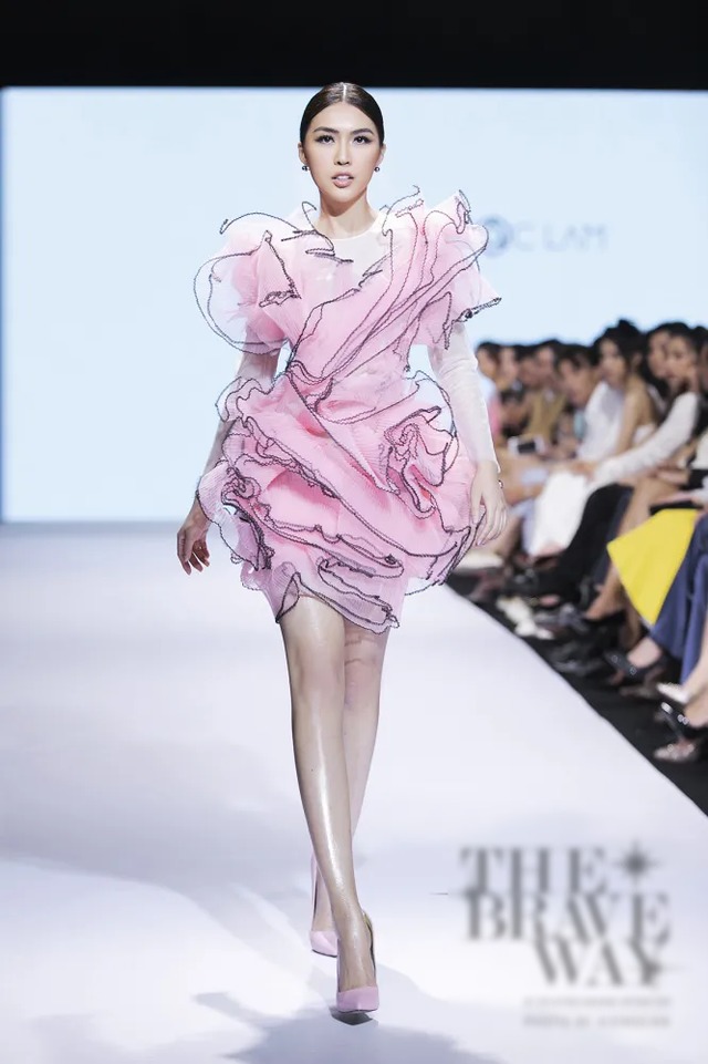 Á hậu Thuý Vân làm vedette show diễn với bộ váy nặng 20kg - Ảnh 7. Á hậu Thuý Vân làm vedette show diễn với bộ váy nặng 20kg - Ảnh 7.