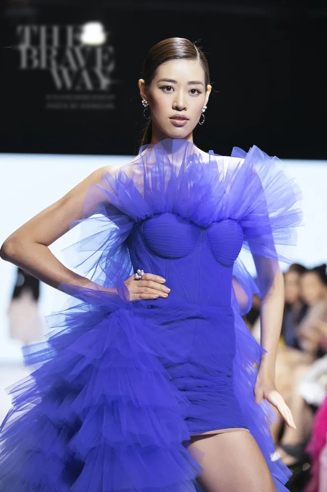 Á hậu Thuý Vân làm vedette show diễn với bộ váy nặng 20kg - Ảnh 8. Á hậu Thuý Vân làm vedette show diễn với bộ váy nặng 20kg - Ảnh 8.