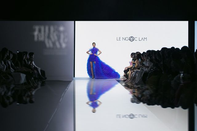 Á hậu Thuý Vân làm vedette show diễn với bộ váy nặng 20kg - Ảnh 9. Á hậu Thuý Vân làm vedette show diễn với bộ váy nặng 20kg - Ảnh 9.