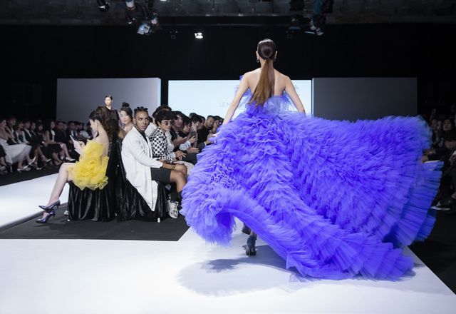 Á hậu Thuý Vân làm vedette show diễn với bộ váy nặng 20kg - Ảnh 10. Á hậu Thuý Vân làm vedette show diễn với bộ váy nặng 20kg - Ảnh 10.