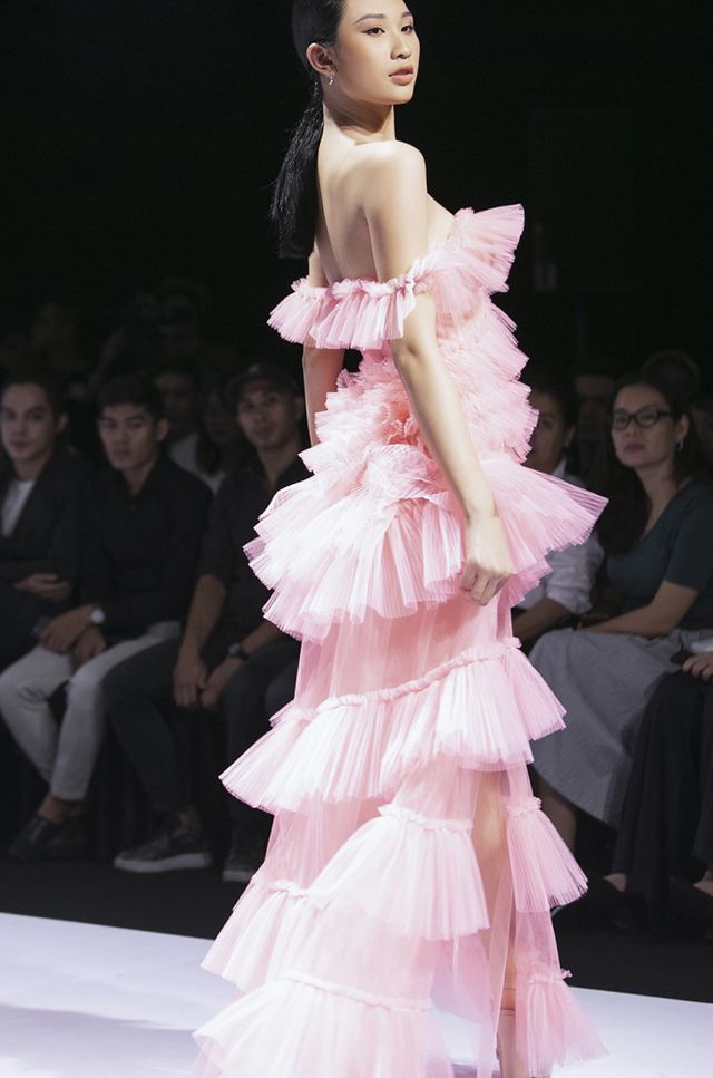 Á hậu Thuý Vân làm vedette show diễn với bộ váy nặng 20kg - Ảnh 11. Á hậu Thuý Vân làm vedette show diễn với bộ váy nặng 20kg - Ảnh 11.