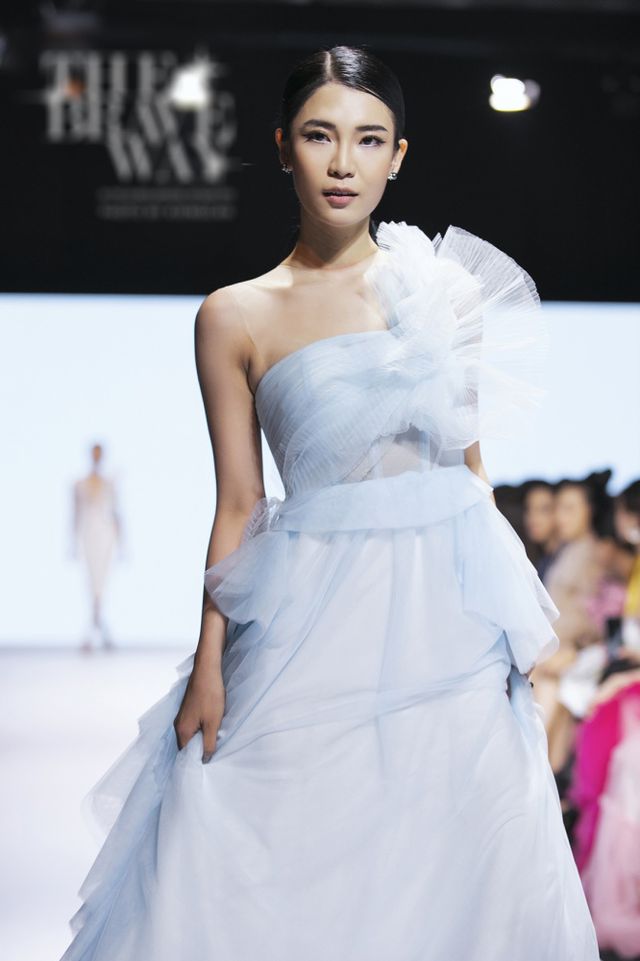 Á hậu Thuý Vân làm vedette show diễn với bộ váy nặng 20kg - Ảnh 12. Á hậu Thuý Vân làm vedette show diễn với bộ váy nặng 20kg - Ảnh 12.