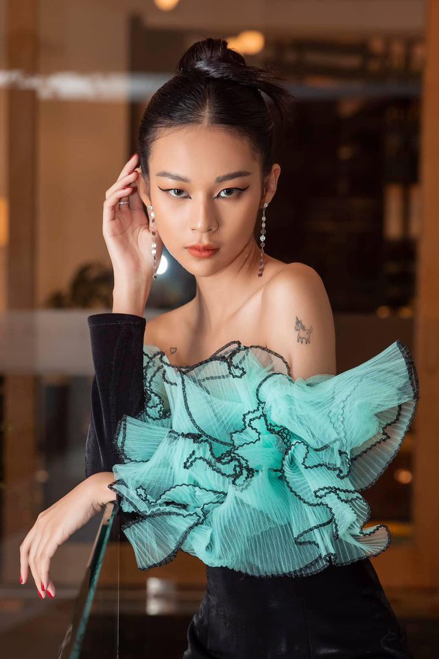 Á hậu Thuý Vân làm vedette show diễn với bộ váy nặng 20kg - Ảnh 14. Á hậu Thuý Vân làm vedette show diễn với bộ váy nặng 20kg - Ảnh 14.