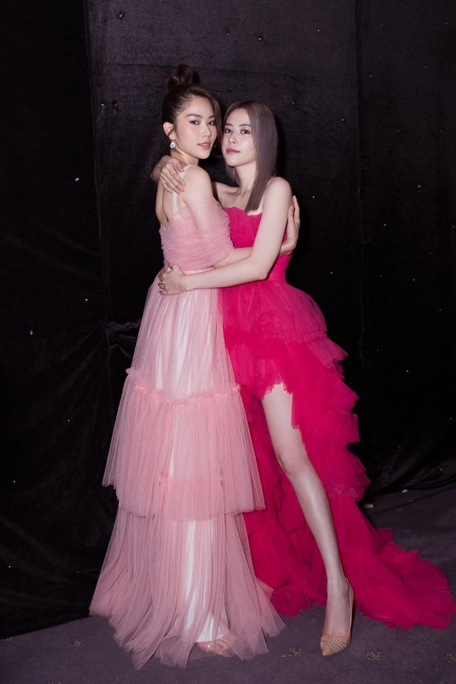 Á hậu Thuý Vân làm vedette show diễn với bộ váy nặng 20kg - Ảnh 15. Á hậu Thuý Vân làm vedette show diễn với bộ váy nặng 20kg - Ảnh 15.