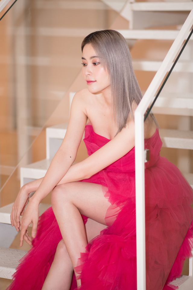 Á hậu Thuý Vân làm vedette show diễn với bộ váy nặng 20kg - Ảnh 17. Á hậu Thuý Vân làm vedette show diễn với bộ váy nặng 20kg - Ảnh 17.