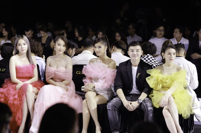 Á hậu Thuý Vân làm vedette show diễn với bộ váy nặng 20kg - Ảnh 19. Á hậu Thuý Vân làm vedette show diễn với bộ váy nặng 20kg - Ảnh 19.