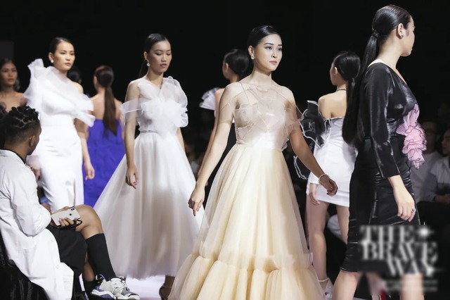 Á hậu Thuý Vân làm vedette show diễn với bộ váy nặng 20kg - Ảnh 20. Á hậu Thuý Vân làm vedette show diễn với bộ váy nặng 20kg - Ảnh 20.