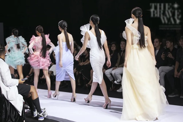 Á hậu Thuý Vân làm vedette show diễn với bộ váy nặng 20kg - Ảnh 21. Á hậu Thuý Vân làm vedette show diễn với bộ váy nặng 20kg - Ảnh 21.