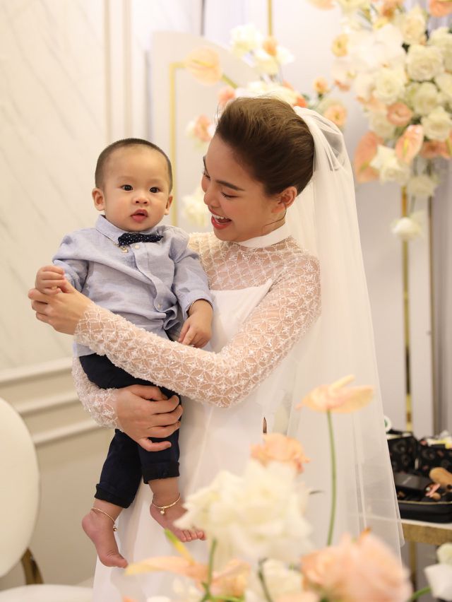 Ông xã Giang Hồng Ngọc vượt thử thách hít đất 50 lần để được đón dâu - Ảnh 3. Ông xã Giang Hồng Ngọc vượt thử thách hít đất 50 lần để được đón dâu - Ảnh 3.