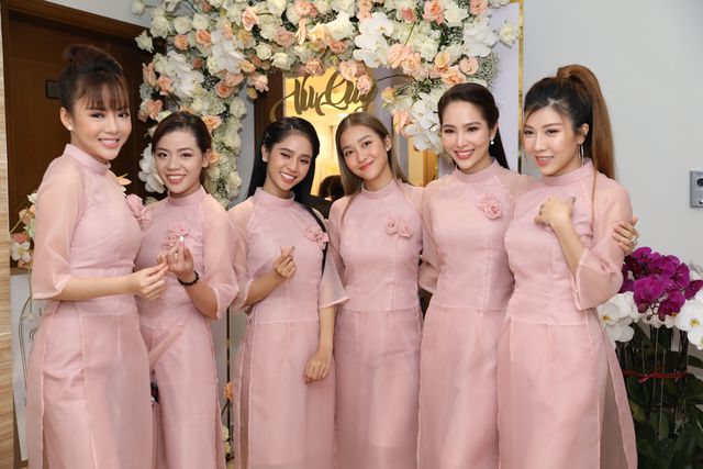 Ông xã Giang Hồng Ngọc vượt thử thách hít đất 50 lần để được đón dâu - Ảnh 4. Ông xã Giang Hồng Ngọc vượt thử thách hít đất 50 lần để được đón dâu - Ảnh 4.