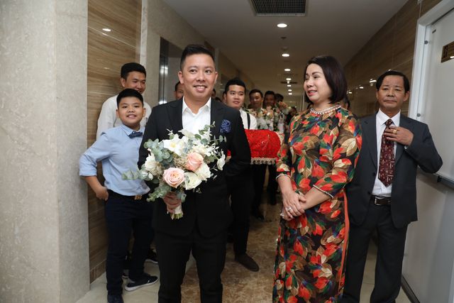 Ông xã Giang Hồng Ngọc vượt thử thách hít đất 50 lần để được đón dâu - Ảnh 5. Ông xã Giang Hồng Ngọc vượt thử thách hít đất 50 lần để được đón dâu - Ảnh 5.