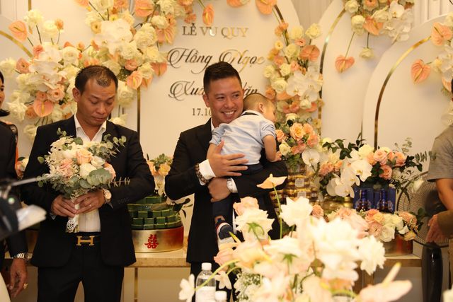 Ông xã Giang Hồng Ngọc vượt thử thách hít đất 50 lần để được đón dâu - Ảnh 7. Ông xã Giang Hồng Ngọc vượt thử thách hít đất 50 lần để được đón dâu - Ảnh 7.