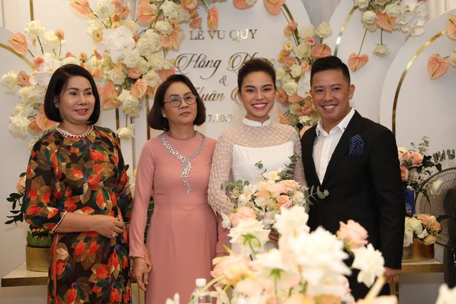 Ông xã Giang Hồng Ngọc vượt thử thách hít đất 50 lần để được đón dâu - Ảnh 9. Ông xã Giang Hồng Ngọc vượt thử thách hít đất 50 lần để được đón dâu - Ảnh 9.
