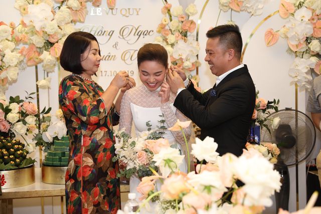 Ông xã Giang Hồng Ngọc vượt thử thách hít đất 50 lần để được đón dâu - Ảnh 10. Ông xã Giang Hồng Ngọc vượt thử thách hít đất 50 lần để được đón dâu - Ảnh 10.