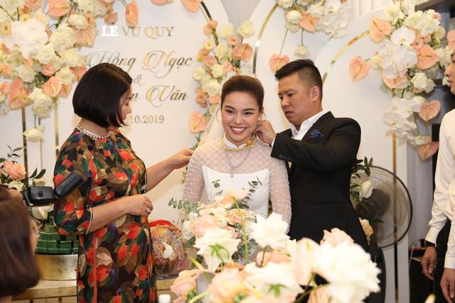Ông xã Giang Hồng Ngọc vượt thử thách hít đất 50 lần để được đón dâu - Ảnh 11. Ông xã Giang Hồng Ngọc vượt thử thách hít đất 50 lần để được đón dâu - Ảnh 11.