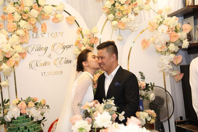 Ông xã Giang Hồng Ngọc vượt thử thách hít đất 50 lần để được đón dâu - Ảnh 13. Ông xã Giang Hồng Ngọc vượt thử thách hít đất 50 lần để được đón dâu - Ảnh 13.