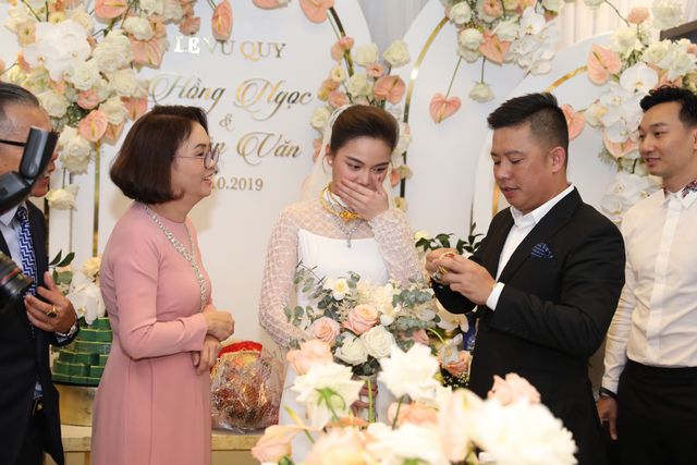 Ông xã Giang Hồng Ngọc vượt thử thách hít đất 50 lần để được đón dâu - Ảnh 14. Ông xã Giang Hồng Ngọc vượt thử thách hít đất 50 lần để được đón dâu - Ảnh 14.