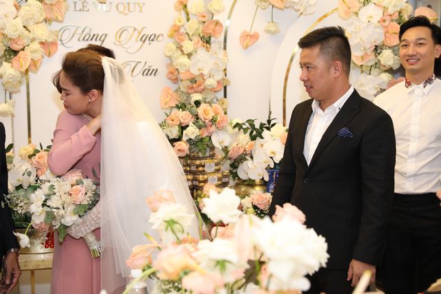 Ông xã Giang Hồng Ngọc vượt thử thách hít đất 50 lần để được đón dâu - Ảnh 15. Ông xã Giang Hồng Ngọc vượt thử thách hít đất 50 lần để được đón dâu - Ảnh 15.