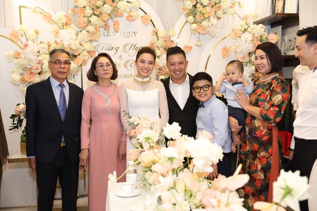 Ông xã Giang Hồng Ngọc vượt thử thách hít đất 50 lần để được đón dâu - Ảnh 17. Ông xã Giang Hồng Ngọc vượt thử thách hít đất 50 lần để được đón dâu - Ảnh 17.