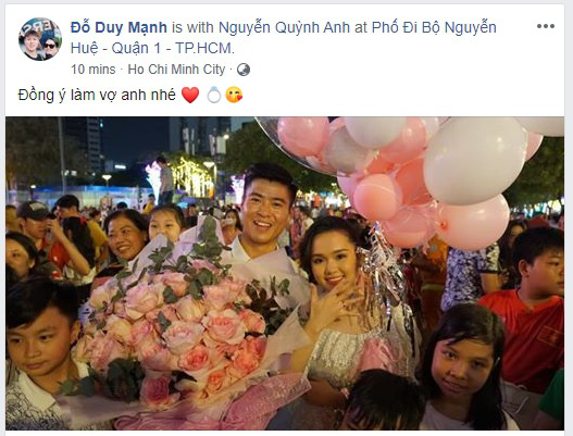 Duy Mạnh cầu hôn bạn gái trên phố đi bộ - Ảnh 1. Duy Mạnh cầu hôn bạn gái trên phố đi bộ - Ảnh 1.