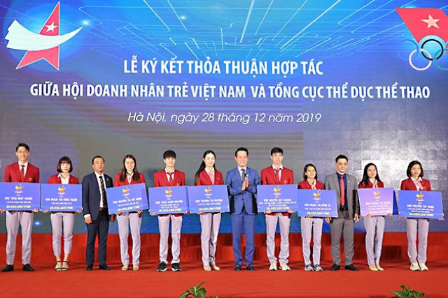 
Representatives from the VYEA present gifts to ten Vietnamese athletes with outstanding achievements at the recent 30th SEA Games in the Philippines. (Photo: NDO/Ngoc Vy) 

