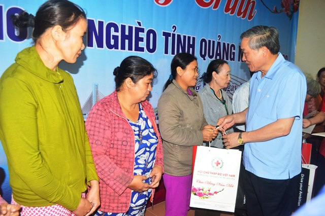 Lãnh đạo Đảng, Nhà nước thăm, tặng quà Tết tại các địa phương - Ảnh 1.